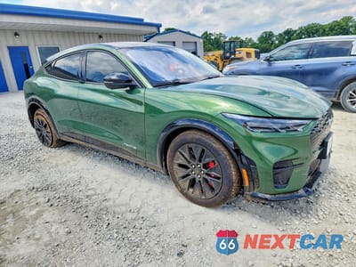 Czwarte zdjęcie samochodu z boku: 2025 FORD MUSTANG MACH-E PREMIUM VIN:3FMTK3SU2SMA45431 - miniatura