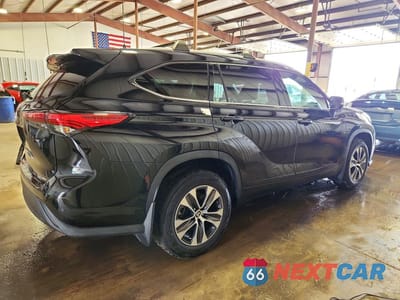 Trzecie zdjęcie samochodu z tyłu: 2022 TOYOTA HIGHLANDER XLE VIN:5TDGZRBH5NS231038 - miniatura