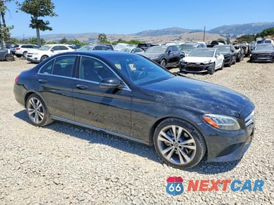 Czwarte zdjęcie samochodu z boku: 2019 MERCEDES-BENZ C 300 VIN:55SWF8DB0KU297289 - miniatura
