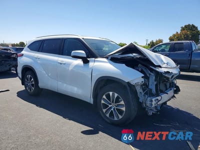 Czwarte zdjęcie samochodu z boku: 2022 TOYOTA HIGHLANDER XLE VIN:5TDHZRBH2NS221460 - miniatura