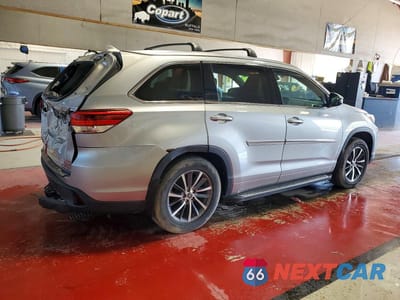 Trzecie zdjęcie samochodu z tyłu: 2018 TOYOTA HIGHLANDER XLE VIN:5TDJZRFH4JS530840 - miniatura
