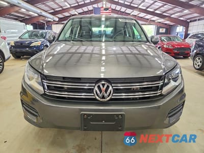 Piąte zdjęcie samochodu w środku: 2013 VOLKSWAGEN TIGUAN S VIN:WVGAV7AX9DW021096 - miniatura