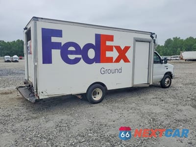 Trzecie zdjęcie samochodu z tyłu: 2022 FORD E450 DELIVERY TRUCK VIN:1FDXE4FN2NDC01548 - miniatura