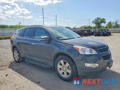 Czwarte zdjęcie samochodu z boku: 2010 CHEVROLET TRAVERSE LT VIN:1GNLVGED2AS132953 - miniatura