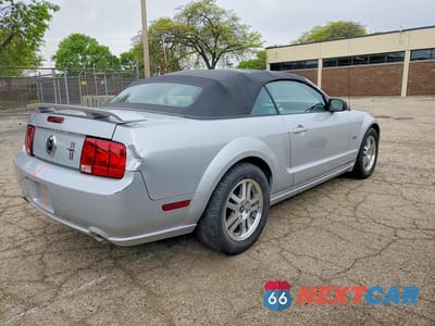Trzecie zdjęcie samochodu z tyłu: 2006 FORD MUSTANG GT VIN:1ZVFT85H865257835 - miniatura