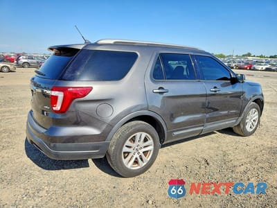 Trzecie zdjęcie samochodu z tyłu: 2019 FORD EXPLORER XLT VIN:1FM5K8D84KGA87650 - miniatura