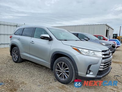 Czwarte zdjęcie samochodu z boku: 2018 TOYOTA HIGHLANDER XLE VIN:5TDJZRFH2JS523403 - miniatura