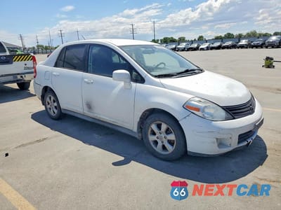 Czwarte zdjęcie samochodu z boku: 2010 NISSAN VERSA 1.8 S VIN:3N1BC1APXAL424150 - miniatura