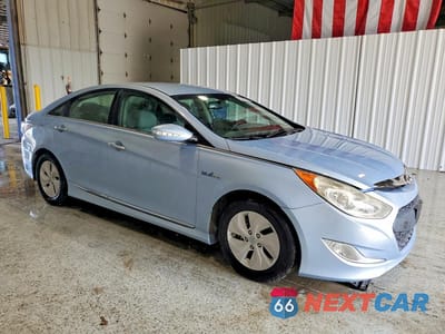 Czwarte zdjęcie samochodu z boku: 2015 HYUNDAI SONATA HYBRID BASE VIN:KMHEC4A43FA134912 - miniatura