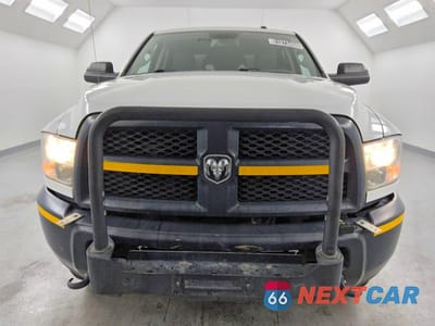 Piąte zdjęcie samochodu w środku: 2017 RAM 2500 ST VIN:3C6UR5CJ8HG620117 - miniatura