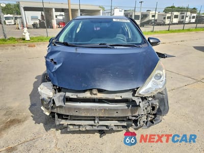 Piąte zdjęcie samochodu w środku: 2015 TOYOTA PRIUS C THREE VIN:JTDKDTB32F1100769 - miniatura