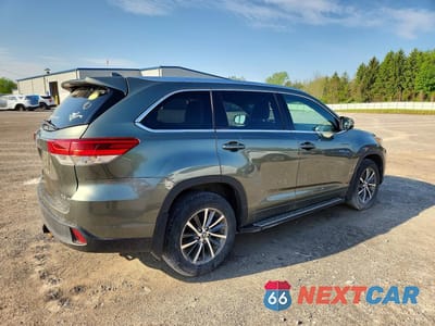 Trzecie zdjęcie samochodu z tyłu: 2017 TOYOTA HIGHLANDER XLE VIN:5TDJZRFH7HS401601 - miniatura