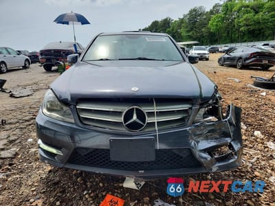 Piąte zdjęcie samochodu w środku: 2013 MERCEDES-BENZ C 250 VIN:WDDGF4HB2DR275080 - miniatura