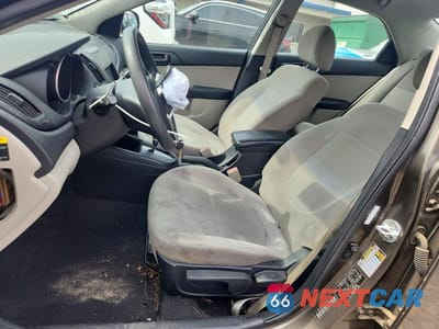 Zdjęcie 7 z 12 samochodu: 2010 KIA FORTE EX VIN:KNAFU4A20A5312004 - miniatura