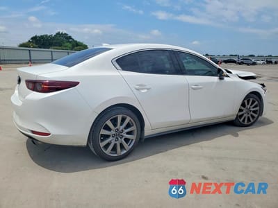 Trzecie zdjęcie samochodu z tyłu: 2021 MAZDA 3 PREMIUM VIN:JM1BPADL9M1319797 - miniatura