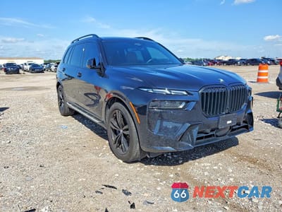 Czwarte zdjęcie samochodu z boku: 2023 BMW X7 XDRIVE40I VIN:5UX23EM02P9P36482 - miniatura