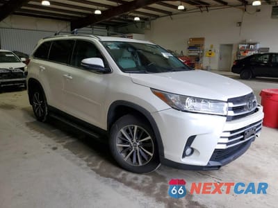 Czwarte zdjęcie samochodu z boku: 2019 TOYOTA HIGHLANDER XLE VIN:5TDJZRFH8KS594624 - miniatura