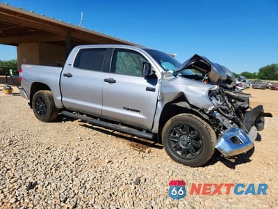 Czwarte zdjęcie samochodu z boku: 2021 TOYOTA TUNDRA CREWMAX SR5 VIN:5TFEY5F10MX273299 - miniatura