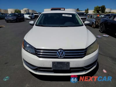 Piąte zdjęcie samochodu w środku: 2013 VOLKSWAGEN PASSAT S VIN:1VWAP7A39DC029094 - miniatura