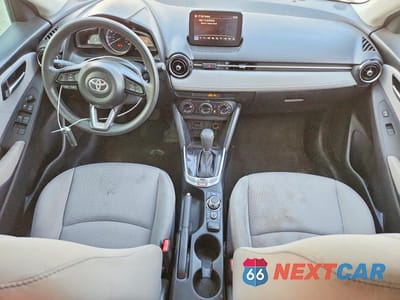 Zdjęcie 8 z 12 samochodu: 2019 TOYOTA YARIS LE VIN:3MYDLBYV0KY508886 - miniatura