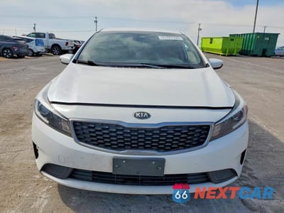 Piąte zdjęcie samochodu w środku: 2018 KIA FORTE LX VIN:3KPFL4A74JE211005 - miniatura