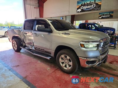 Czwarte zdjęcie samochodu z boku: 2024 RAM 1500 LARAMIE VIN:1C6SRFJT5RN165625 - miniatura