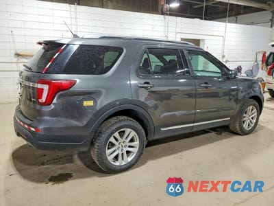 Trzecie zdjęcie samochodu z tyłu: 2019 FORD EXPLORER XLT VIN:1FM5K8D88KGB48658 - miniatura