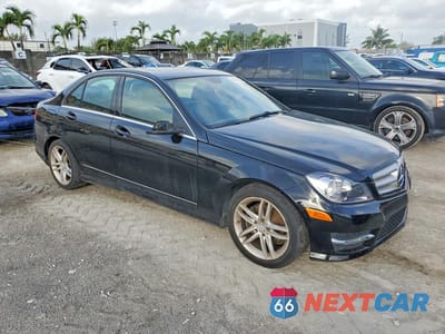 Czwarte zdjęcie samochodu z boku: 2013 MERCEDES-BENZ C 250 VIN:WDDGF4HB4DA837656 - miniatura