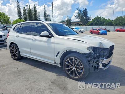 Czwarte zdjęcie samochodu z boku: 2021 BMW X3 M VIN:5UXTS1C06M9F29559 - miniatura