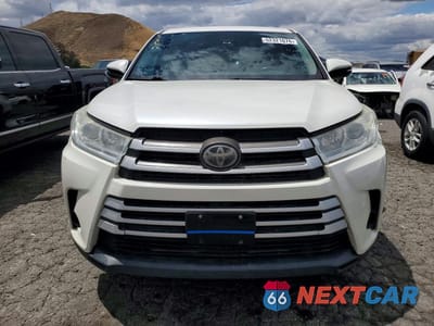 Piąte zdjęcie samochodu w środku: 2019 TOYOTA HIGHLANDER LE VIN:5TDBZRFH7KS945222 - miniatura