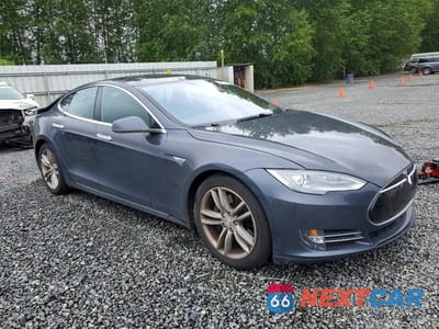 Czwarte zdjęcie samochodu z boku: 2015 TESLA MODEL S VIN:5YJSA1E25FF118450 - miniatura
