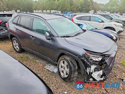 Czwarte zdjęcie samochodu z boku: 2021 TOYOTA RAV4 XLE VIN:2T3P1RFV2MC238146 - miniatura