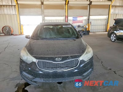 Piąte zdjęcie samochodu w środku: 2016 KIA FORTE LX VIN:KNAFK4A60G5614281 - miniatura