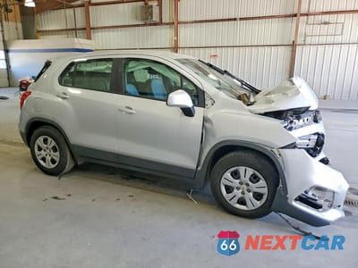 Czwarte zdjęcie samochodu z boku: 2017 CHEVROLET TRAX LS VIN:3GNCJKSB3HL249757 - miniatura