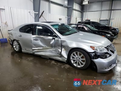 Czwarte zdjęcie samochodu z boku: 2010 LEXUS LS 460 VIN:JTHCL5EF6A5005527 - miniatura