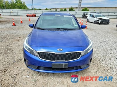 Piąte zdjęcie samochodu w środku: 2017 KIA FORTE LX VIN:3KPFK4A77HE064787 - miniatura