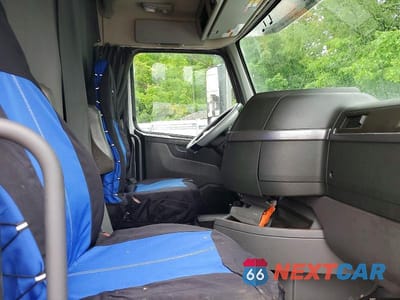 Piąte zdjęcie samochodu w środku: 2021 VOLVO VN VIN:4V4NC9EH6MN270511 - miniatura