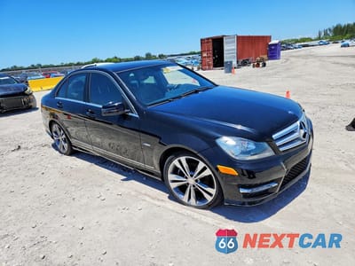 Czwarte zdjęcie samochodu z boku: 2012 MERCEDES-BENZ C 250 VIN:WDDGF4HB3CR209166 - miniatura