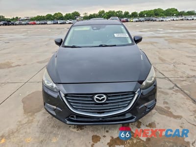 Piąte zdjęcie samochodu w środku: 2018 MAZDA 3 SPORT VIN:3MZBN1U72JM192220 - miniatura