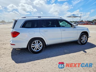 Trzecie zdjęcie samochodu z tyłu: 2016 MERCEDES-BENZ GL 450 4MATIC VIN:4JGDF6EE9GA698938 - miniatura