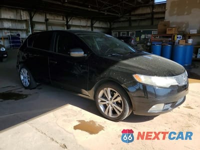 Czwarte zdjęcie samochodu z boku: 2011 KIA FORTE VIN:KNAFW5A3XB5361236 - miniatura