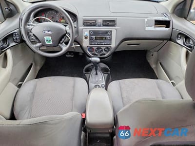 Zdjęcie 8 z 12 samochodu: 2005 FORD FOCUS VIN:3FAFP37N85R118173 - miniatura