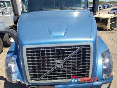 Zdjęcie 7 z 10 samochodu: 2009 VOLVO VNL SEMI TRUCK VIN:4V4NC9TGX9N273106 - miniatura