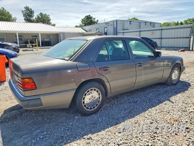 Trzecie zdjęcie samochodu z tyłu: 1993 MERCEDES-BENZ 300 E 2.8 VIN:WDBEA28E5PB998657 - miniatura