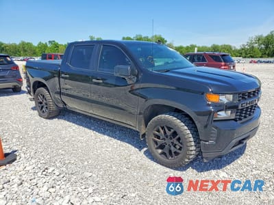Czwarte zdjęcie samochodu z boku: 2021 CHEVROLET SILVERADO K1500 CUSTOM VIN:3GCPYBEK9MG254305 - miniatura