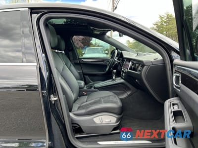 Piąte zdjęcie samochodu w środku: 2019 PORSCHE MACAN S VIN:WP1AB2A54KLB30089 - miniatura