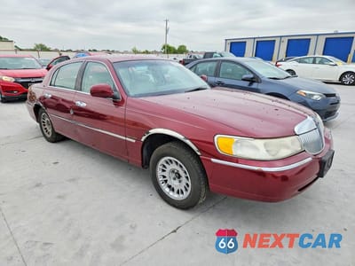 Czwarte zdjęcie samochodu z boku: 1999 LINCOLN TOWN CAR CARTIER VIN:1LNHM83W7XY624911 - miniatura
