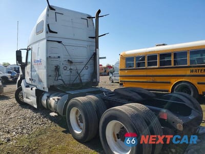 Trzecie zdjęcie samochodu z tyłu: 2018 VOLVO VNL SEMI TRUCK VIN:4V4NC9EH4JN996038 - miniatura