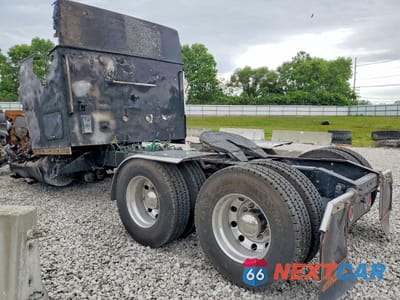 Trzecie zdjęcie samochodu z tyłu: 2000 INTERNATIONAL 9900I SEMI TRUCK VIN:2HSCHASR7YC084059 - miniatura