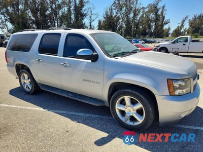Czwarte zdjęcie samochodu z boku: 2013 CHEVROLET SUBURBAN C1500 LS VIN:1GNSCHE01DR346669 - miniatura
